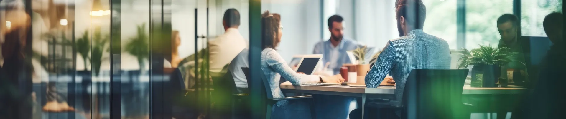 Medewerkers in een bedrijfskantoor